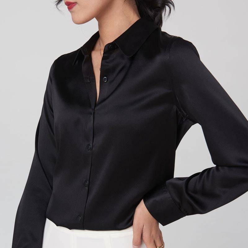 Blusa de seda negra