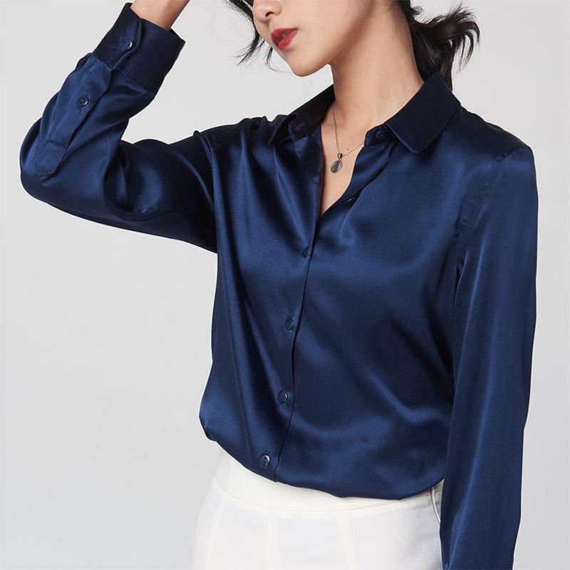 Blusa de seda azul marino