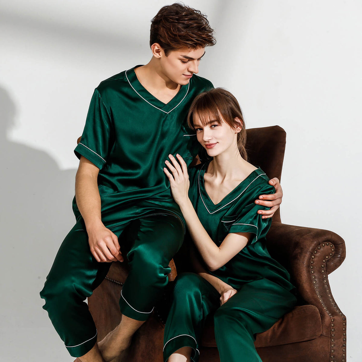 Conjuntos de pijamas de seda para parejas de manga corta, pijamas a juego de seda para mujeres y hombres