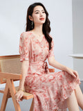 Agua para mujeres<tc>color</tc> Vestido de seda estampado con bajo de volantes y escote en V. Vestido midi de seda con cinturón.