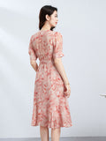 Agua para mujeres<tc>color</tc> Vestido de seda estampado con bajo de volantes y escote en V. Vestido midi de seda con cinturón.